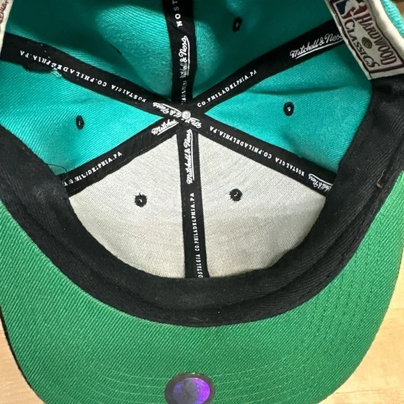 Mitchell & Ness Teal and Black Vancouver Grizzlies Embroidered Snapback - Picture 5 of 7